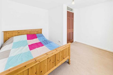3 bedroom semi-detached house to rent, Hawthorne Avenue, Knottingley, WF11
