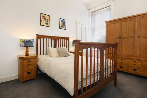 8/1f2 Croall Place, Edinburgh, EH7 4LT