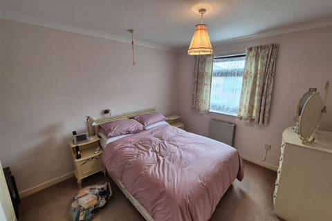 2 bedroom flat for sale, Gerddi Rheidol, Trefechan