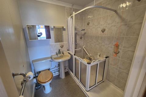 2 bedroom flat for sale, Gerddi Rheidol, Trefechan