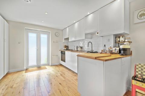 29 Francis Close, London, E14 3DE