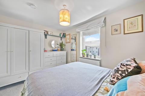 29 Francis Close, London, E14 3DE