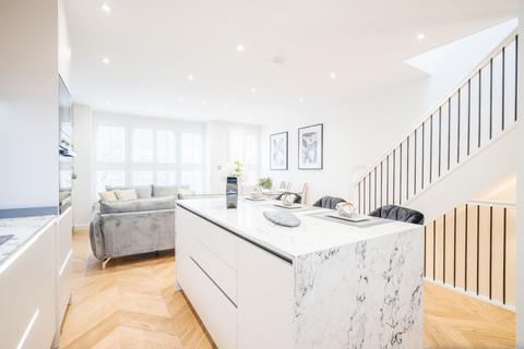 3 bedroom flat for sale, Lindrop Street, London, SW6
