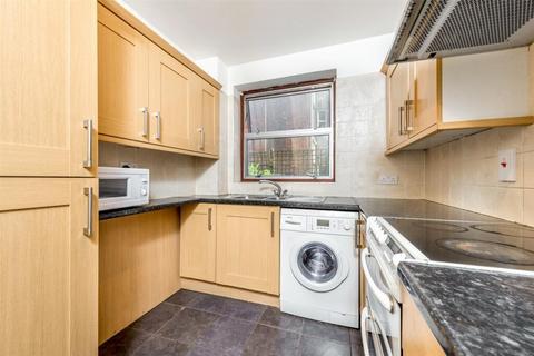 3 bedroom flat to rent, Parkgate Road, London SW11