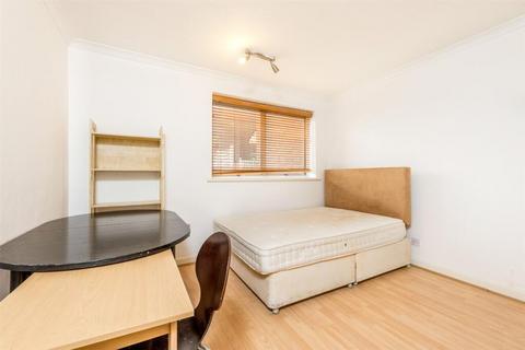 3 bedroom flat to rent, Parkgate Road, London SW11