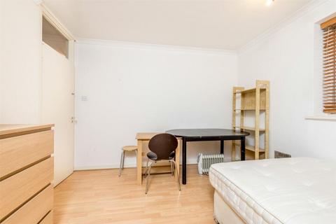 3 bedroom flat to rent, Parkgate Road, London SW11