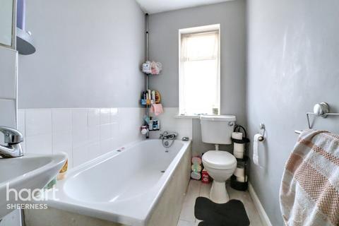 2 bedroom end of terrace house for sale, Harps Avenue, Minster