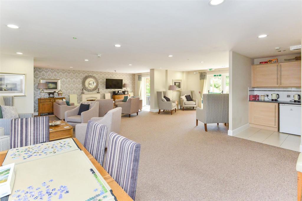 Homeowners lounge & kitchenette.jpg