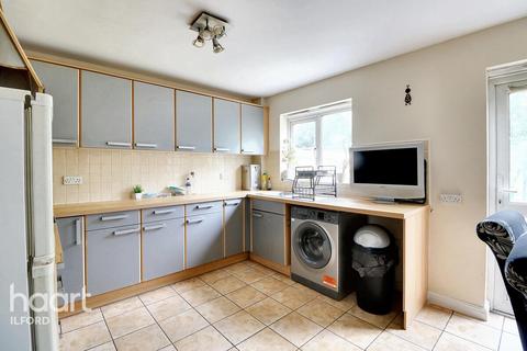5 bedroom terraced house for sale, Blackthorn Road, Ilford