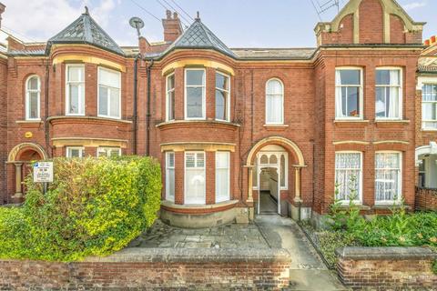 2 bedroom flat to rent, Cambray Road, London SW12