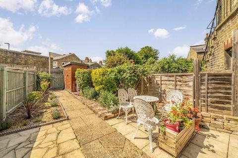 2 bedroom flat to rent, Cambray Road, London SW12