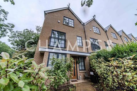 4 bedroom detached house to rent, Lawrie Park Crescent, SE26