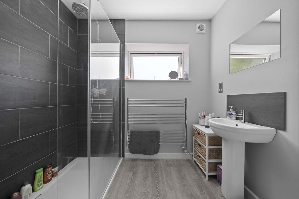 19 Linhey - Shower Rm