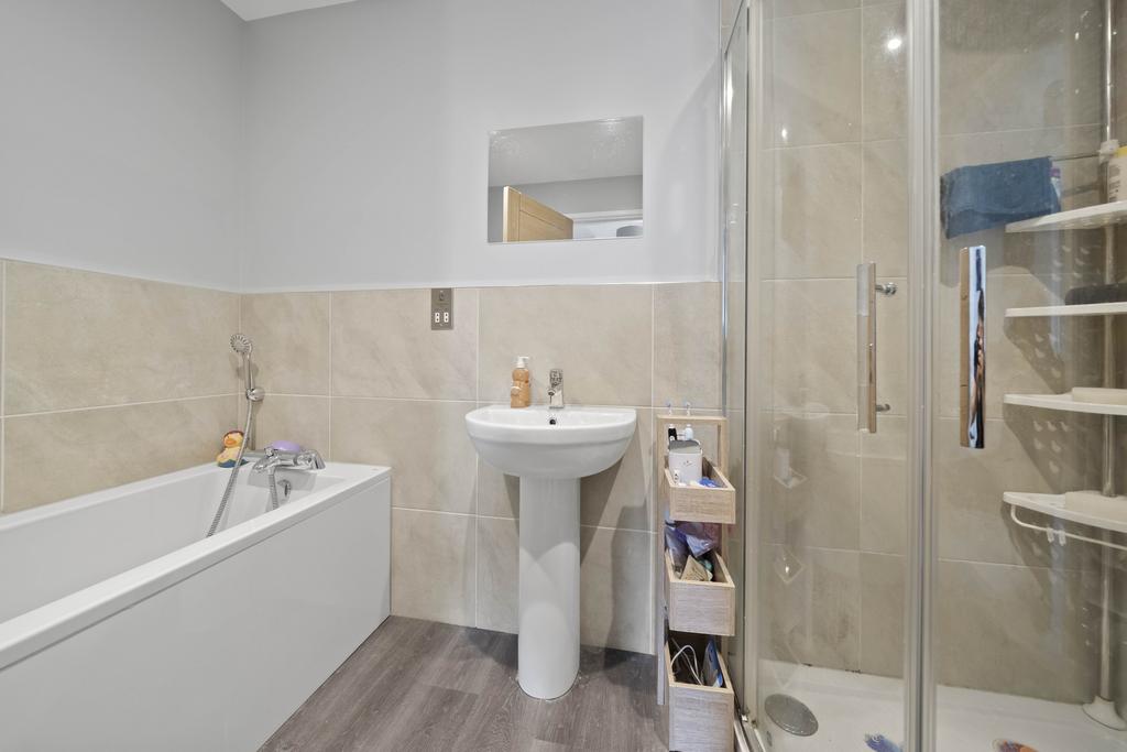 19 Linhey Cl - Bathroom