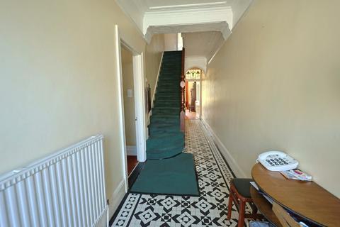 undefined, Nether Street, London, Greater London, N12