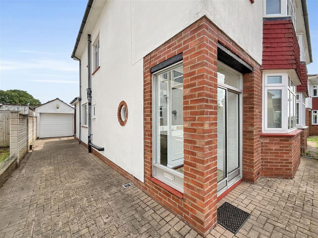 Driveway/Front