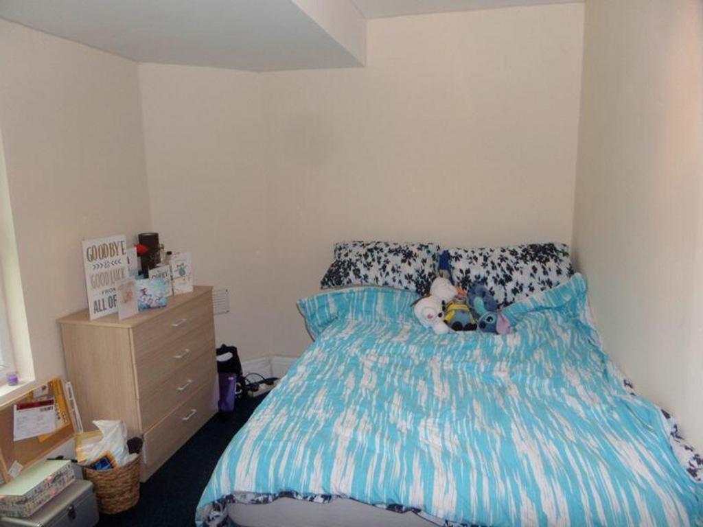 A cozy double bedroom featuring a comfortable b...