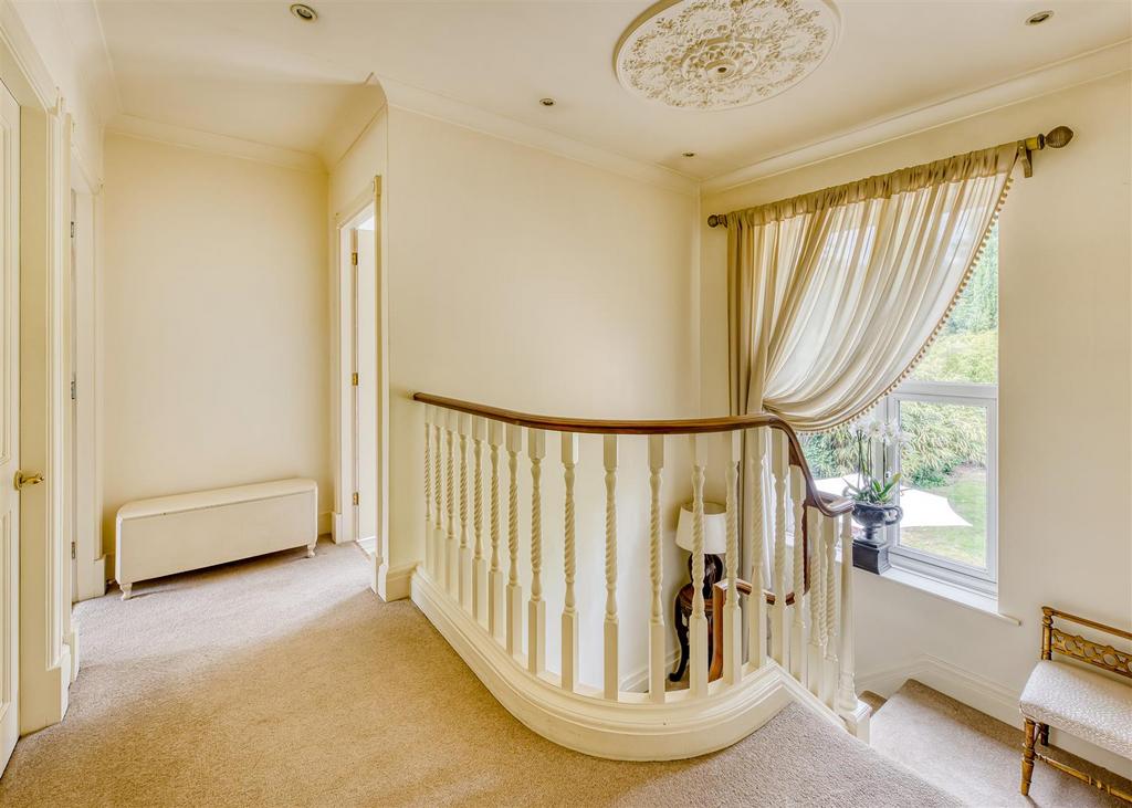 58 Perton Road-landing2.jpg