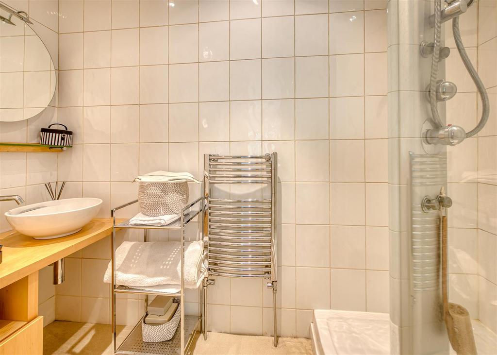 58 Perton Road-bed1 ensuite.jpg