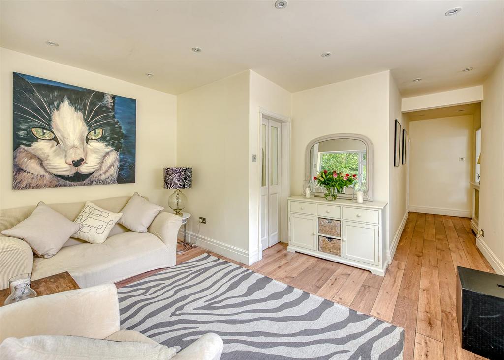 58 Perton Road-sitting2.jpg