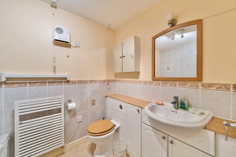 2 bedroom apartment for sale, Barclay Court, Trafalgar Road, Cirencester, Gloucestershire, GL7