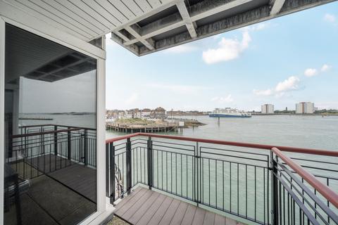 2 bedroom apartment for sale, Arethusa House, Gunwharf Quays, Portsmouth