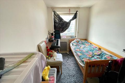 2 bedroom flat for sale, Tilley Road, Feltham, TW13