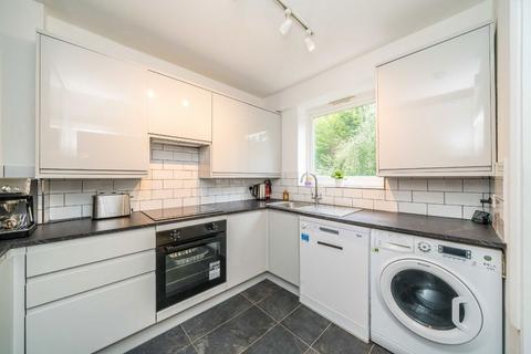 66 Kingfisher Drive, Richmond, TW10 7UE
