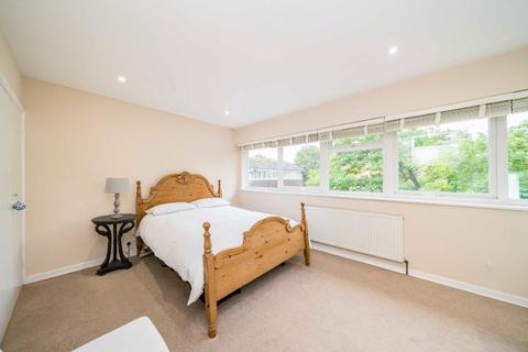 66 Kingfisher Drive, Richmond, TW10 7UE