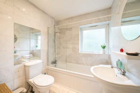 66 Kingfisher Drive, Richmond, TW10 7UE