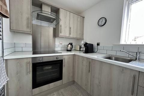 2 bedroom flat for sale, Yateholm Drive, Bradford, West Yorkshire, BD6