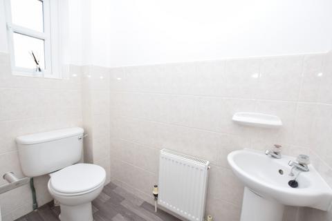 3 bedroom semi-detached house to rent, The Dell, Glasgow G77