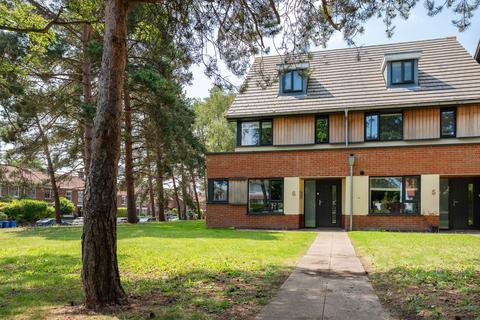 3 bedroom semi-detached house for sale, Le Safferne Gardens, Norwich