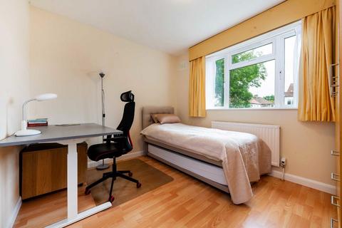2 bedroom maisonette for sale, Edgeworth Close, Hendon NW4