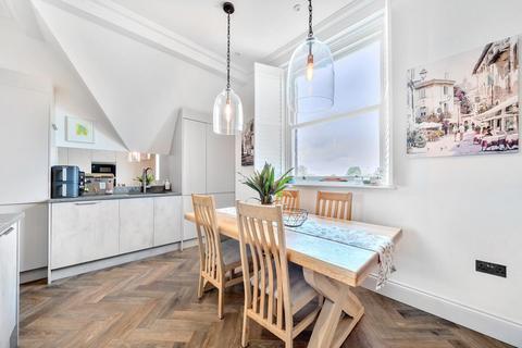 3 bedroom flat for sale, Cross Lanes, Guildford