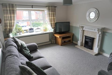 3 bedroom semi-detached house to rent, Cornfield, Dewsbury