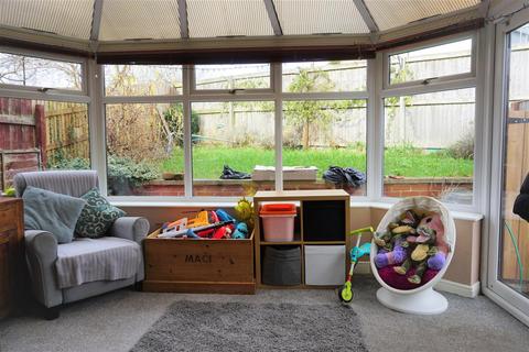 3 bedroom semi-detached house to rent, Cornfield, Dewsbury