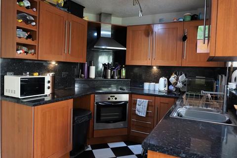 3 bedroom semi-detached house to rent, Cornfield, Dewsbury