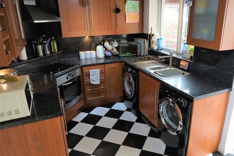 3 bedroom semi-detached house to rent, Cornfield, Dewsbury