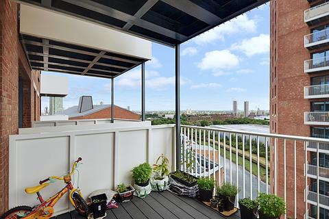 3 bedroom apartment for sale, at Lock Apartments, 21 Gillender Street, London E3