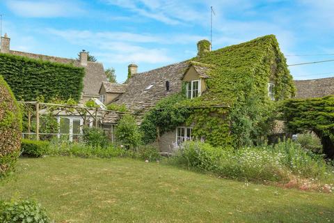 undefined, Ampney St. Mary, Cirencester, Gloucestershire, GL7