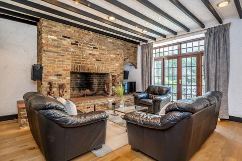3 bedroom flat to rent, Queen's Gate Gardens, London SW7