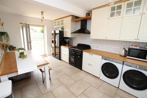 23 Averingcliffe Road, Bradford, BD10 9HQ