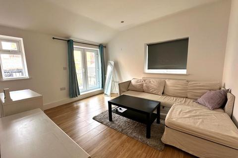2 bedroom end of terrace house to rent, George's Square, Fulham, SW6