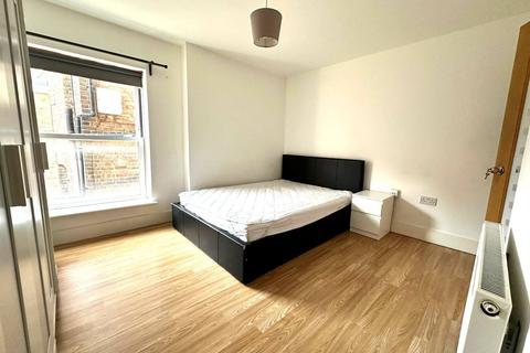 2 bedroom end of terrace house to rent, George's Square, Fulham, SW6