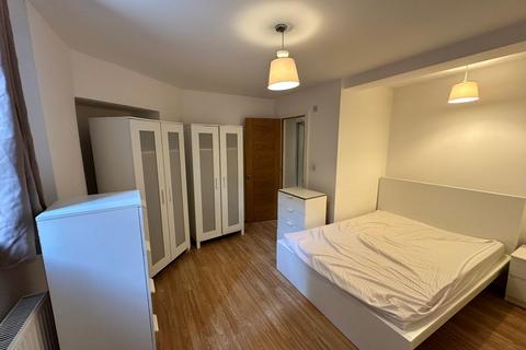 2 bedroom end of terrace house to rent, George's Square, Fulham, SW6