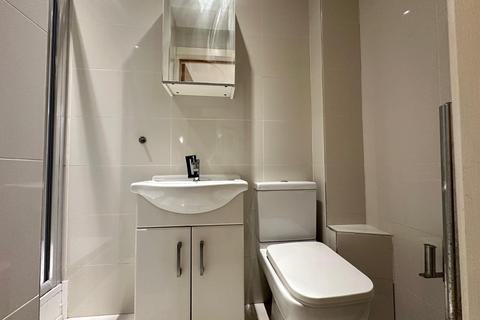 2 bedroom end of terrace house to rent, George's Square, Fulham, SW6