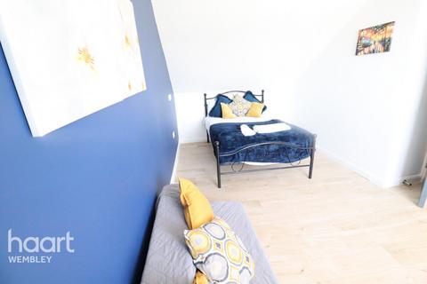 1 bedroom apartment to rent, Maybank Avenue, London