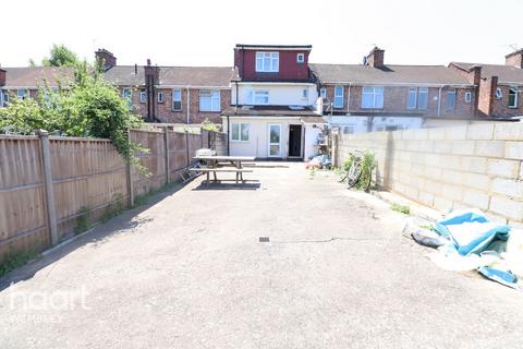 1 bedroom apartment to rent, Maybank Avenue, London