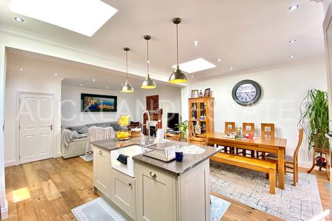 4 bedroom semi-detached house for sale, Oakmere Avenue, Potters Bar EN6